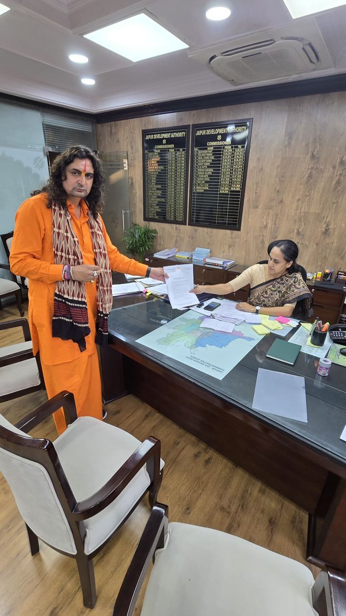 1stIndiaNews's tweet photo. #Jaipur: यह कैसा प्रोटोकॉल !

विधायक जी ज्ञापन दे रहे और अधिकारी कुर्सी से उठे नहीं, हवामहल विधायक बालमुकुंदाचार्य ने सौंपा था पत्र.... 

#RajasthanWithFirstIndia @RajGovOfficial @BMacharyaBJP @BJP4Rajasthan @yogesh2727sh1 https://t.co/PJhHXkp9BK