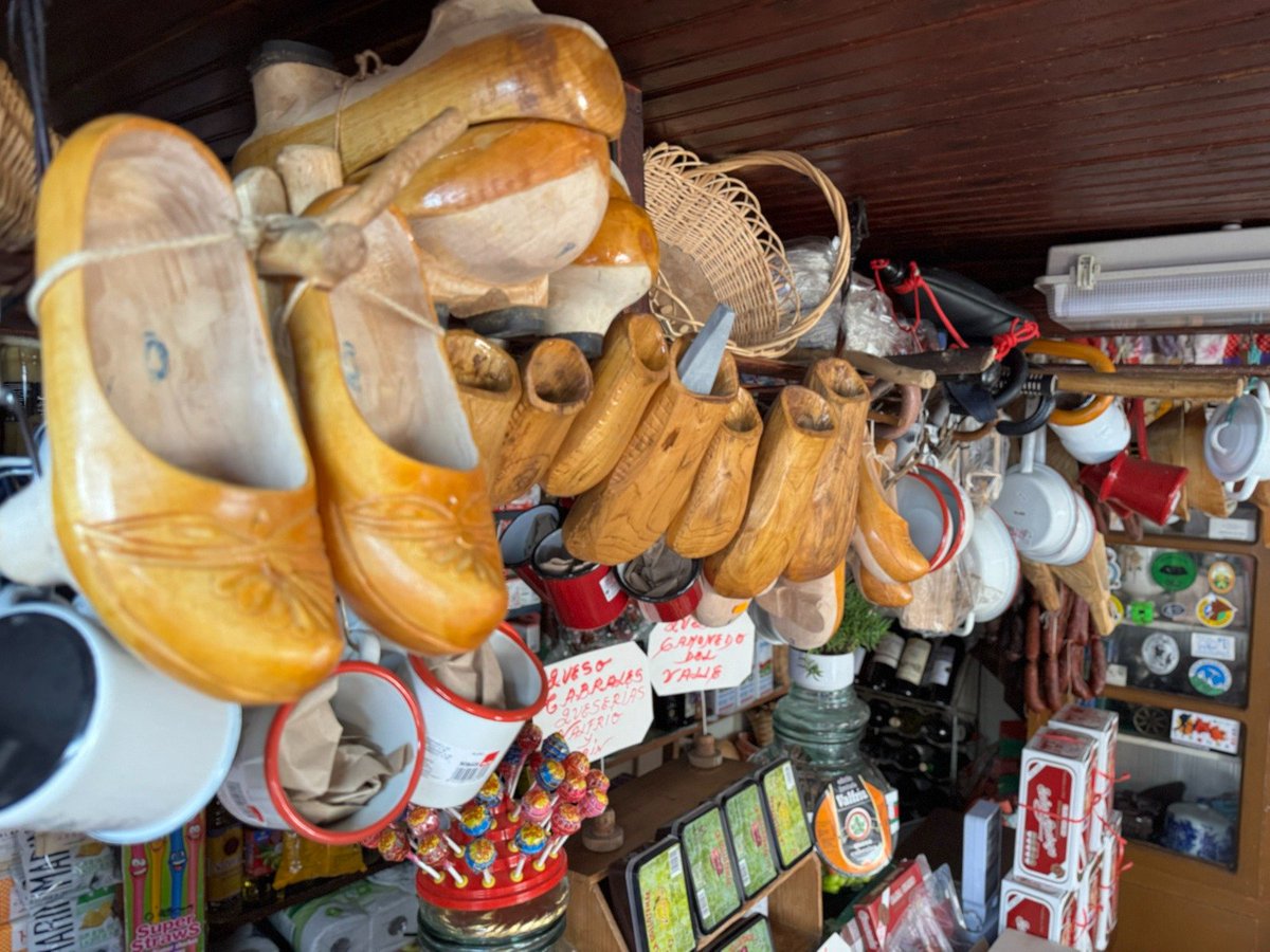 📻 Ana Moradiellos, propietaria del bar tienda 'Casa La Gallega' de Sotres, le entregará a la Familia Real la foto de su bisabuelo con Alfonso XIII de cacería en los Picos de Europa.

🎤 Hablamos con ella en <a href="/SER_Gijon/">SER Gijón</a>, <a href="/SERdeAviles/">SER Avilés</a> y <a href="/sercangasdeonis/">SER Cangas de Onís</a>