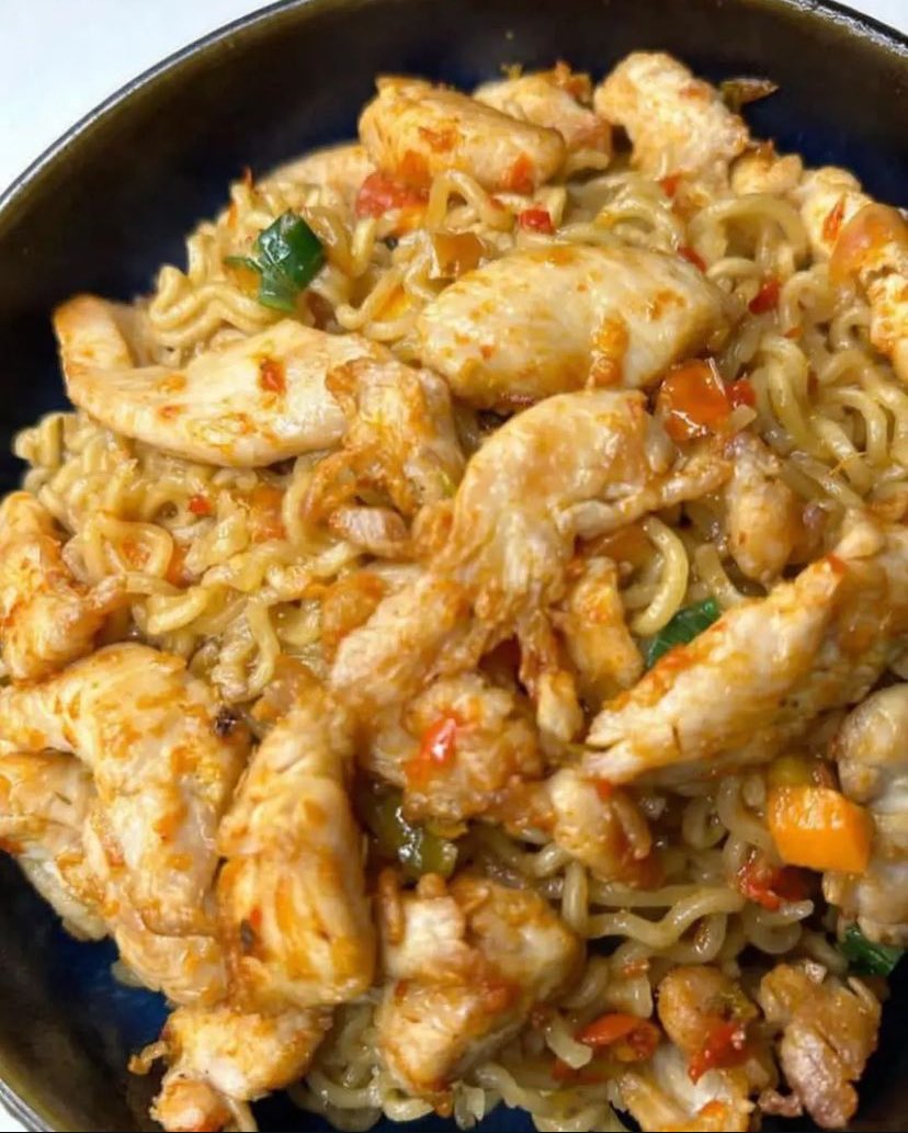 ogwugofood's tweet photo. Noodles with chicken fillets and fresh vegetables from @thefoodfactoryng for only N3,500
#ogwugo #foodvendor #fooddelivery #enugu #deliveryinenugu #noodles #fillets #chickennoodle https://t.co/ysfPVbFRmQ