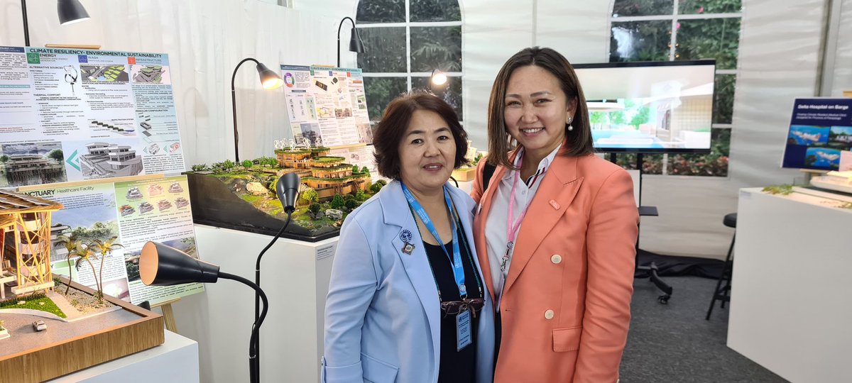 ДЭМБ-ын бүсийн 75-р чуулганы үеэр гарч буй үзэсгэлэнд Солонгос дах орчин эрүүл мэндийн төвд ажиллаж байгаа Энхээ эгчийнхээ хийж буй байгал орчинд ээлтэй, уур амьсгалын өөрчлөлтөд тэсвэртэй эрүүл мэндийн байгууллагуудын барилгын шийдлүүдтэй танилцлаа.
#RCM75