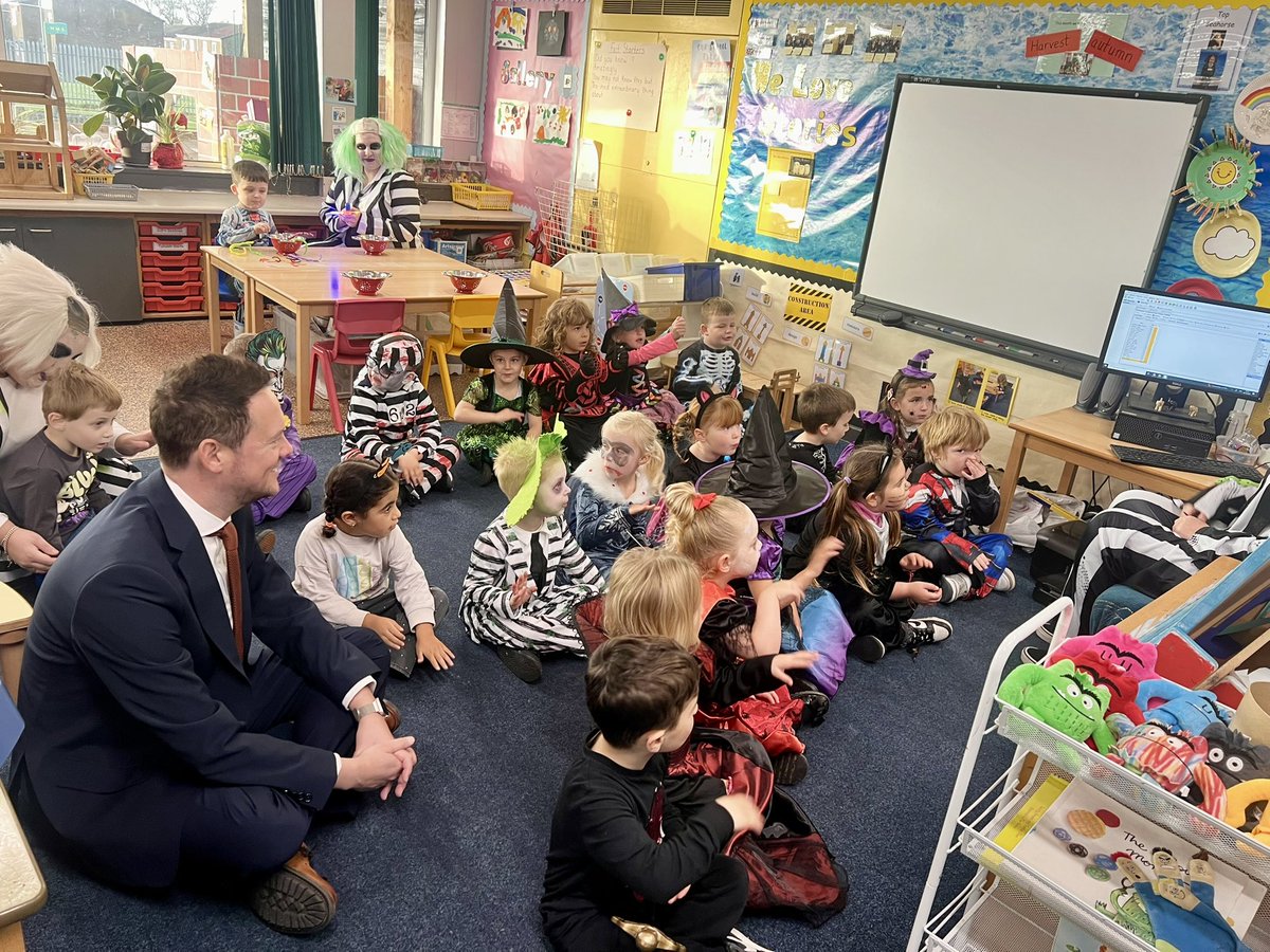 StephenMorganMP's tweet photo. Breakfast clubs help ensure every child is ready for the school day, no matter their circumstance. 

It was brilliant to see Beech Hill Primary School’s breakfast club in action today - and the spooky Halloween costumes too! 👻 https://t.co/cChzBwURdt