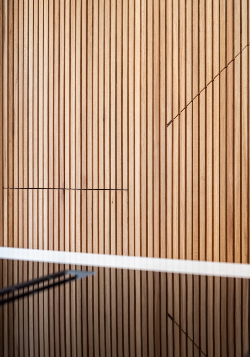 The wooden slatted feature wall introduces warmth and texture, while the reflective surface adds a sleek, modern touch.

#bydobuild #dobuild #fineconstruction #CIOB #BIID #TheList #RIBA #ARB