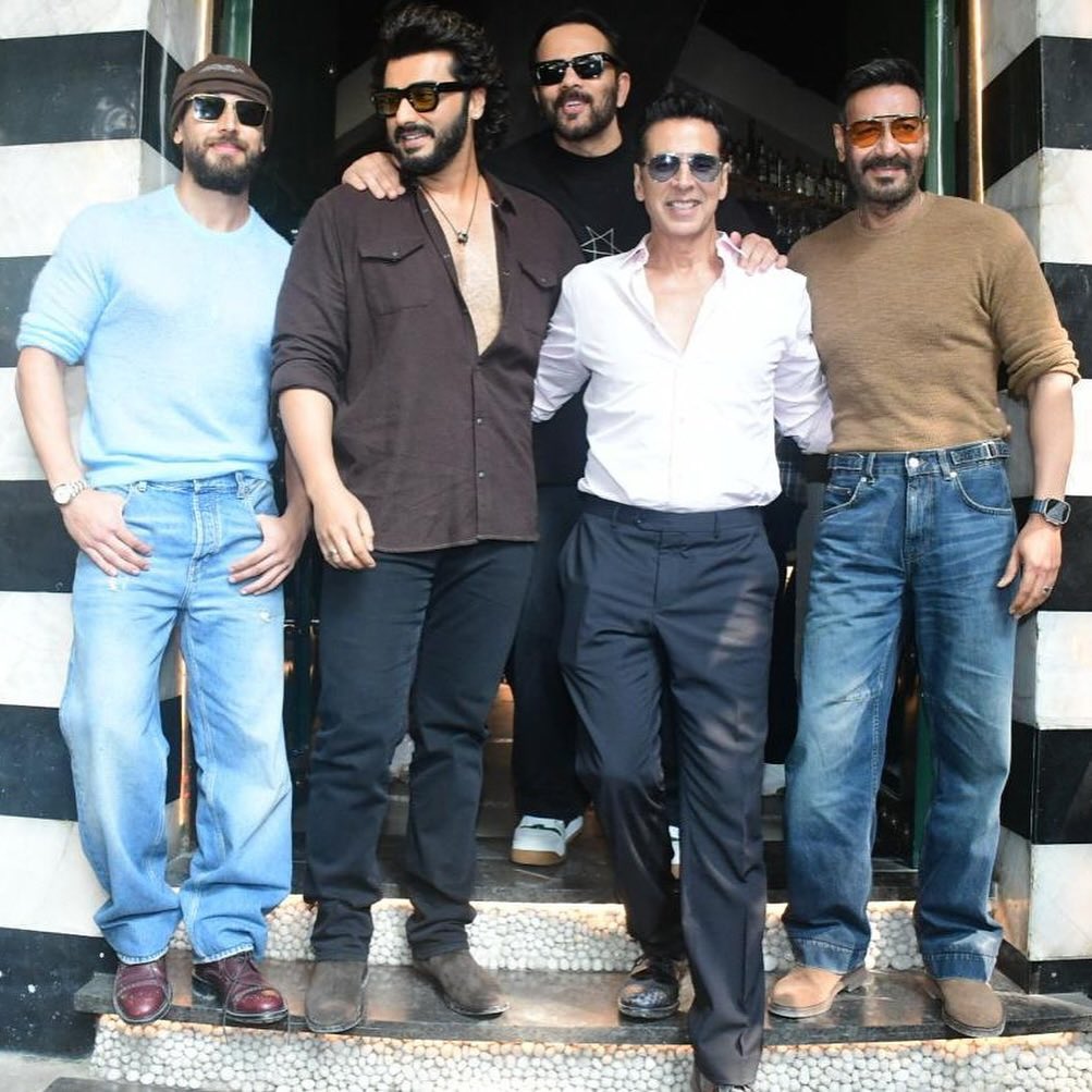 TeamtigerogTeam's tweet photo. All the stars aligned in one frame—#Sooryavanshi, ACP Satya , Rohit Shetty, Ajay Devgan, Arjun Kapoor and Tiger Shroff rocking his brand-new look. 🚔⚡

#SinghamAgain #RohitShettyUniverse #TigerShroff #AllStarsAssemble #BollywoodBlockbuster #TheLegendReturns #ActionOverload https://t.co/up88kOOeZn