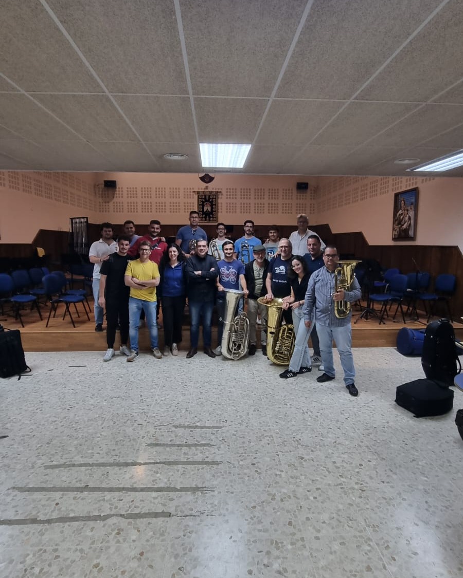 #Ensayos | Ayer nos visitó la Asociación @DACE_INDACE, con quien hemos colaborado en la grabación de su sintonía ‘Renacer’, para su XIII Gala Benéfica que tendrá lugar este sábado 💪🏻

✍️ Ha sido realizada por Natalia Martín, a quién agradecemos su colaboración.

#DeSalteras