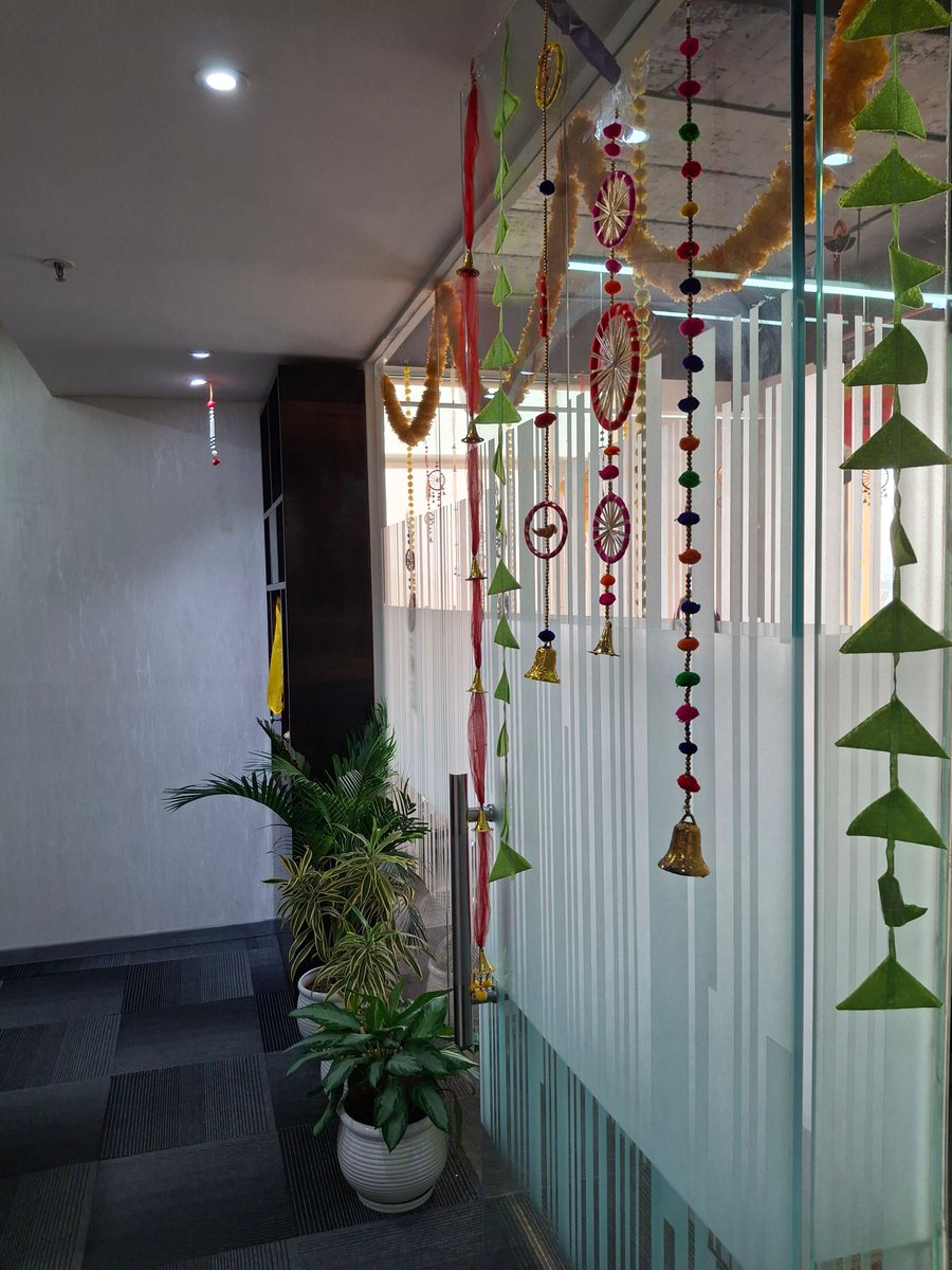 oracle_landbase's tweet image. Welcoming our clients with festive warmth and vibrant Diwali decorations! ✨ May this season bring joy, prosperity, and lasting partnerships. 🎉 

#DiwaliDecor #FestiveWelcome #ClientDelight&quot;