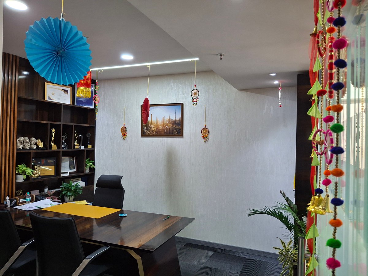 oracle_landbase's tweet image. Welcoming our clients with festive warmth and vibrant Diwali decorations! ✨ May this season bring joy, prosperity, and lasting partnerships. 🎉 

#DiwaliDecor #FestiveWelcome #ClientDelight&quot;