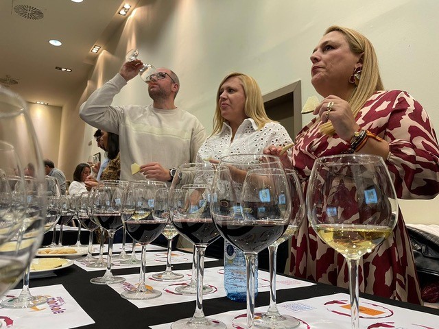 SobrenoBodegas's tweet photo. 🍷Fue un placer participar con nuestros vinos en la cata organizada por la Fundación
@AmigosdeMonkole
Los beneficios irán destinados a financiar proyectos hospitalarios en el Hospital de Monkole (R.D. Congo) https://t.co/fDgybJus4w