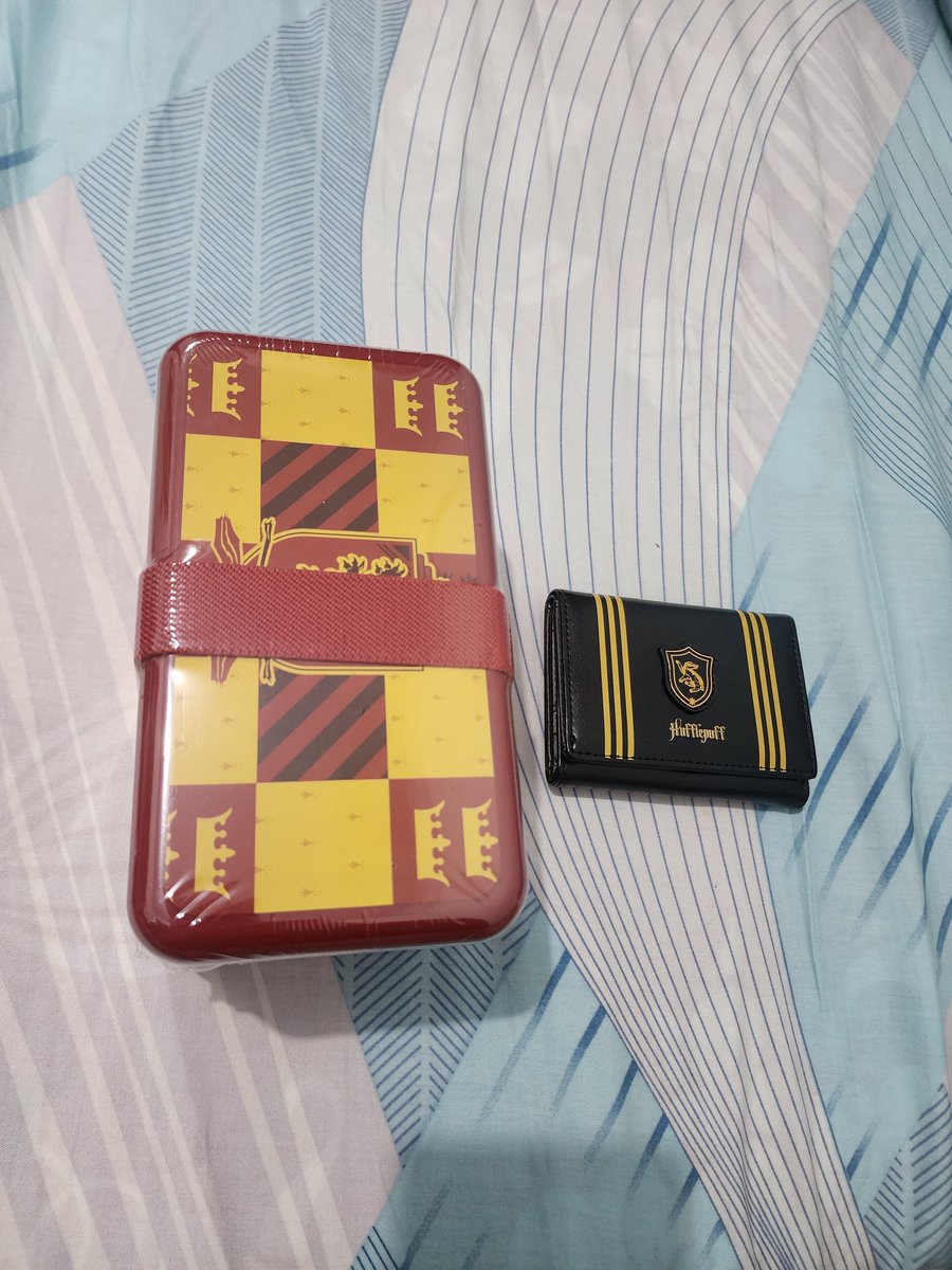 IfhakYoms's tweet photo. WTS

Miniso x Harry Potter, harga normal aja, yuk yg mau

alasan jual kebanyakan beli, masih segel semua kok blm di pake: 

1. tmpt makan gryffindor
2. dompet hufflepuff

semua harga normal, yg mau yuk lngsung kirim2 (pengiriman dari cilegon) https://t.co/vQc3pPkMtm