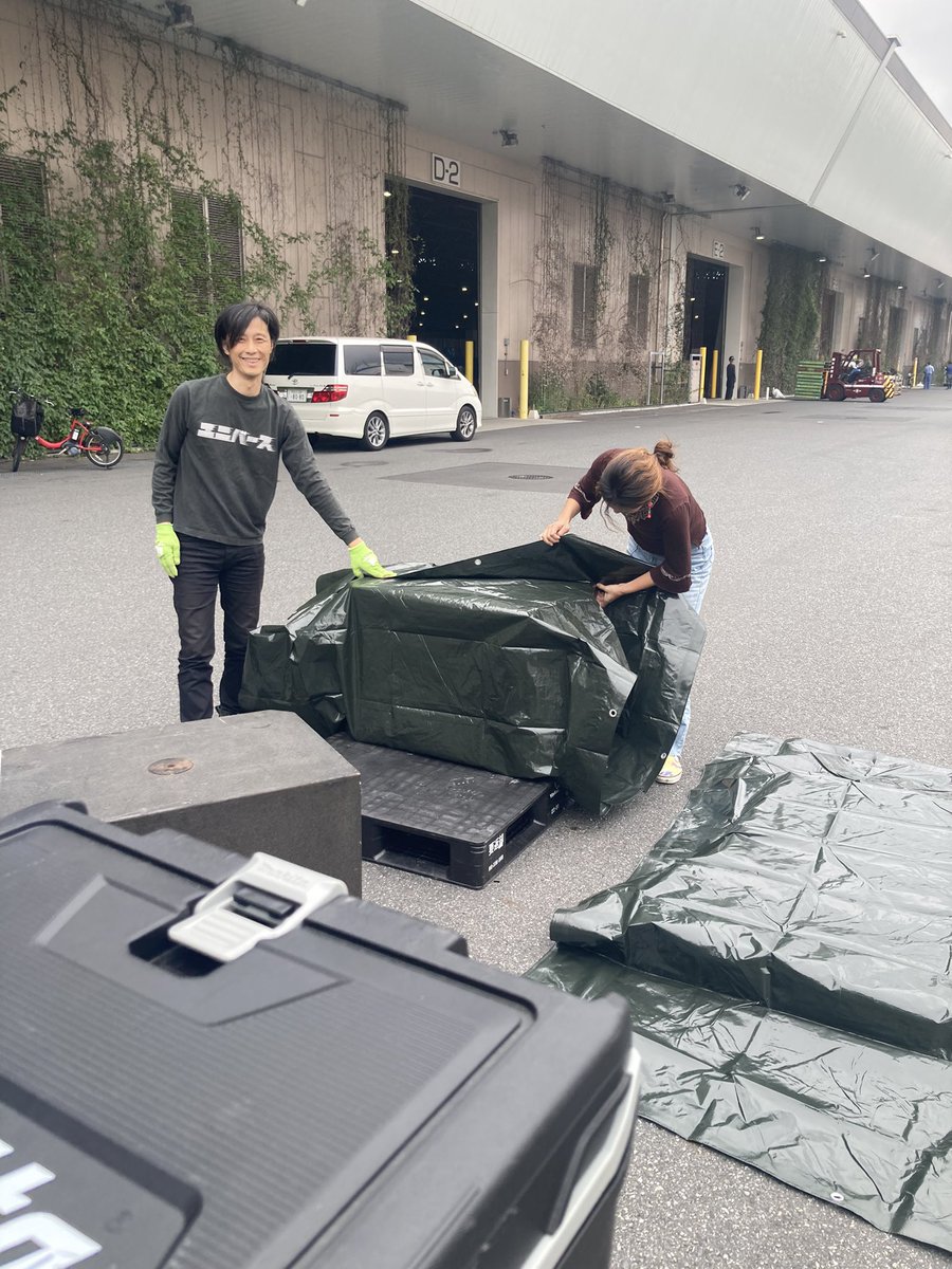 SHUJI_SLUM's tweet photo. 女房子供をだまくらかして山形まで引き取りに行った百戦錬磨のスピーカーを、助けに来てくれたミュージシャンの大先輩と梱包して船に積む。
UNIのマッチョさん、ありがとうございます~!島で待ってます(^-^)
#ラスサマはロマンでできています
#Turbosound
#ラスサマ石垣島 https://t.co/bO06oLwkZk