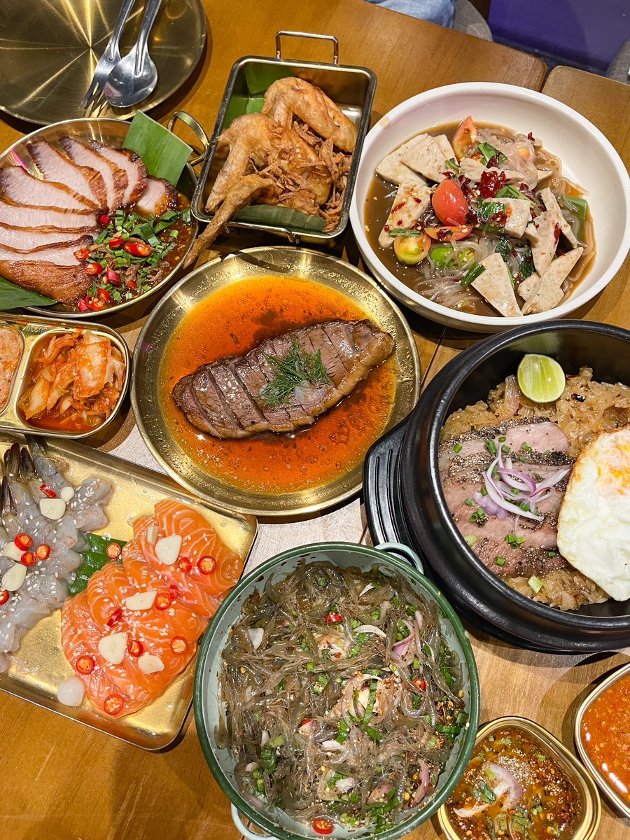 สมพรปาก🌶️ร้านอีสานโมเดิร์นย่านบรรทัดทอง แซ่บซี๊ดถึงใจ!🔥ต้องยอมเมนูร้านแน่นคัก ขนาดกุ้งเต้นยังมี! ทีเด็ดยกให้สมพรคอหมูทอด กินคู่กับน้ำจิ้มถูกต้องทุกตรง ข้าวเหนียวผัดแจ่วครีเอทมาก ฟีลกินบิบิมบับ ver. อีสาน คลุกเคล้าออกมาหอมแซ่บลงตัว จุ๊ทะเล ยำปลาร้าหมูยอ นัวส์ไม่ไหวโซเริ่ด <a href="/aroii/">@aroii บอกต่อ</a>