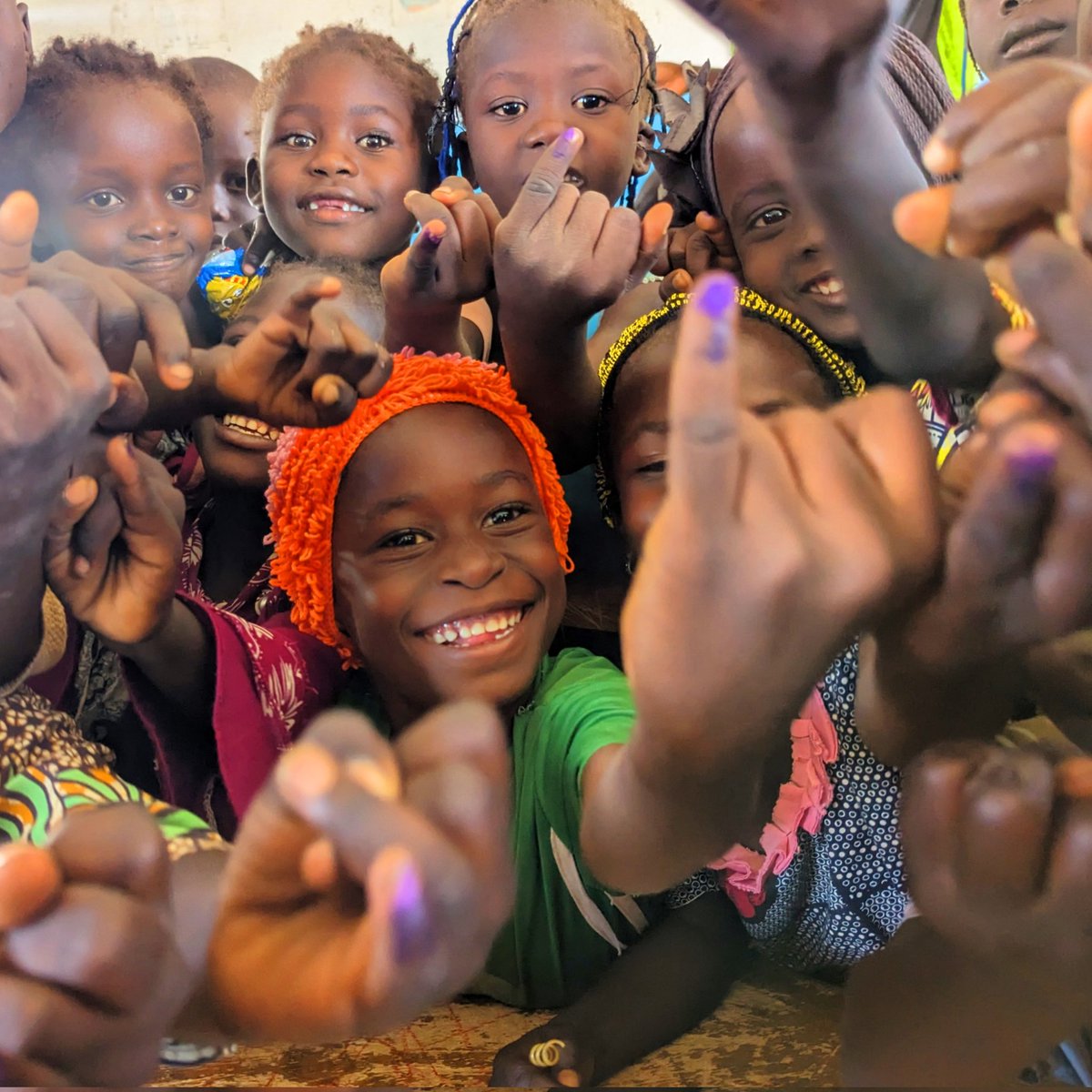 delorsmabout's tweet photo. Les premiers auriculaires prennent la teinture symbolique de l'immunité contre la polio!!!
Une campagne de #vaccination contre la #polio a débuté ce 24 octobre 2024 sur toute l'étendue du territoire nationale. 
#24OutPolio237
@gavi @unicefcameroon @whocmr @alfasaned https://t.co/AYQqTbbGvq