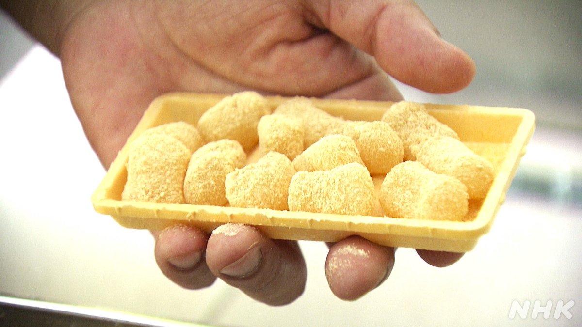 福岡 わらび餅の流し屋台】 もなかに挟んで1つ130円。 77年、福岡の