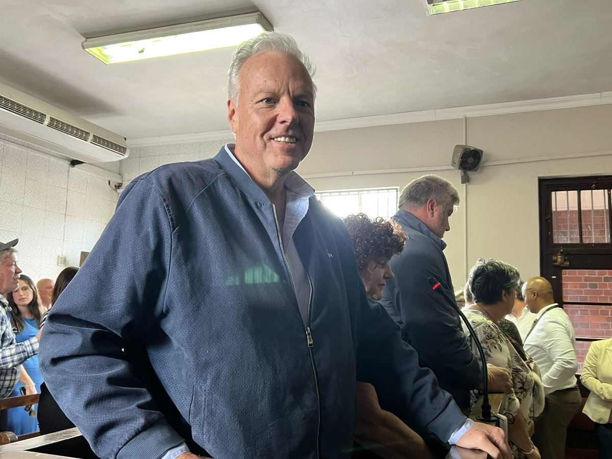 MashSammy's tweet image. Whenever morons who have supported #JacobZuma during his 700+ and other charges are arrested for their crimes, the domkop ya se Nkandla and his praise-singers don't bother to do the same.

MK funder is alone there in court.

#DiamondScam