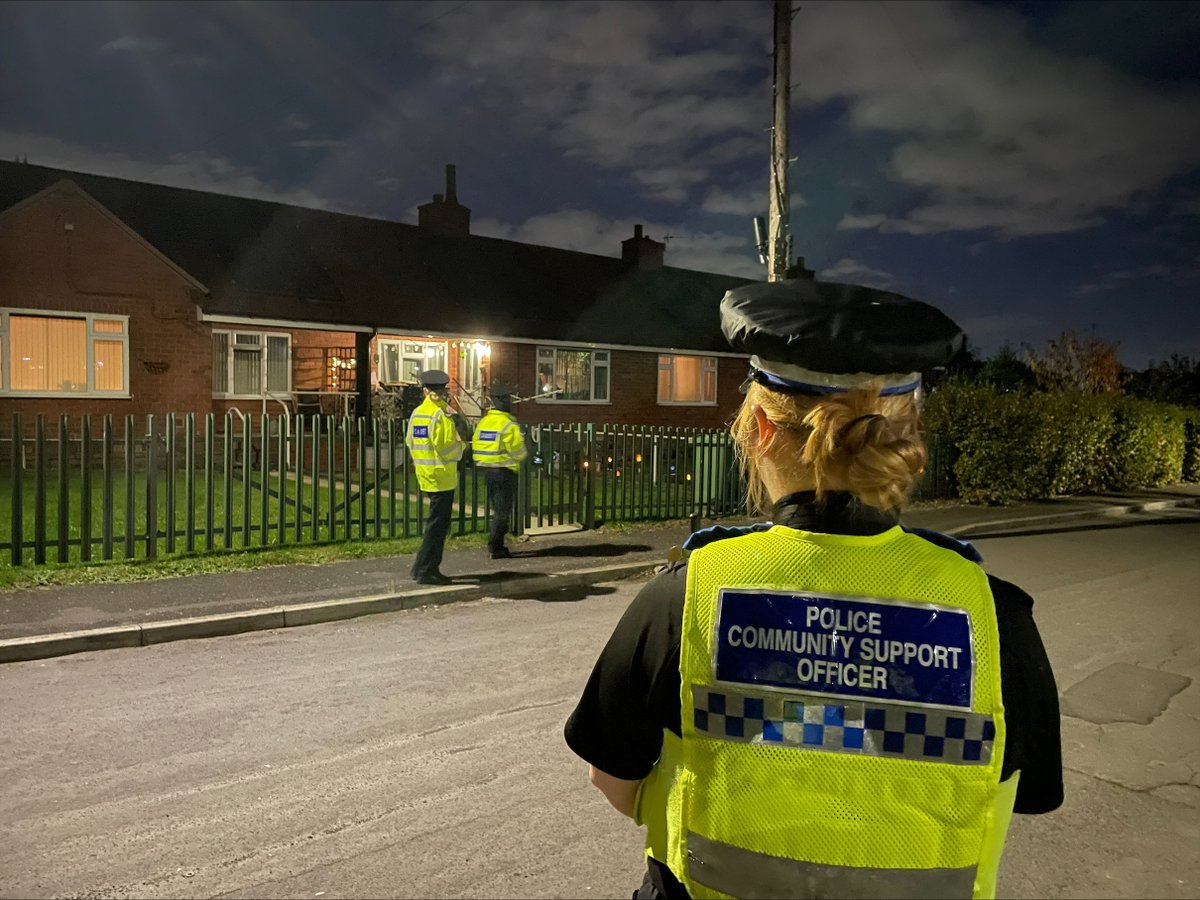 WYP_Dewsbury's tweet image. The new cohort of @WYP_Cadets cadets have been out on their first ever "patrol" and helped to spread the word about Burglaries.

The Cadets worked with the NPT Officers in London Park, Savilletown and Earlsheaton to deliver leaflets about how to prevent burglaries.
