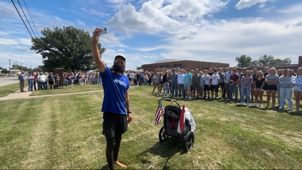 Goese Anton gaat blootvoets door Amerika om aandacht te vragen voor mentale gezondheid mannen -  internetbode.nl/beveland/l/430…