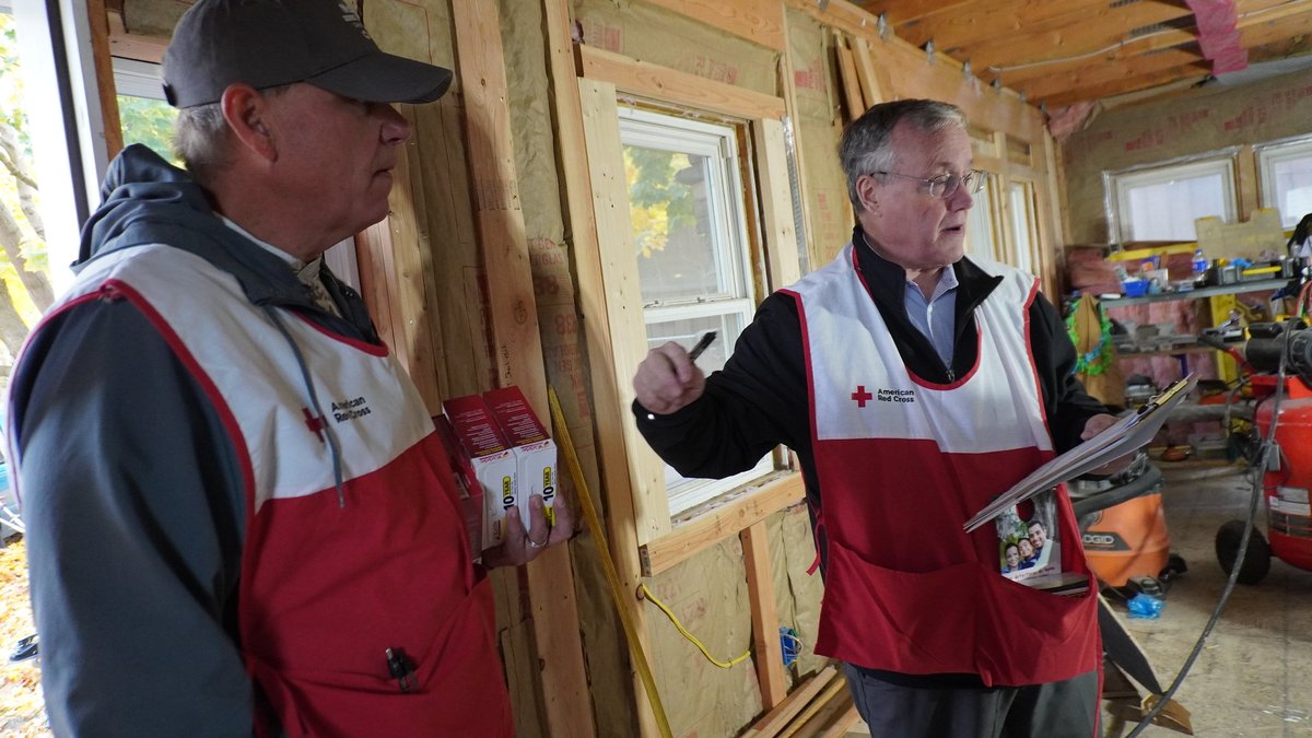 MontanaRedCross's tweet image. Applause to our partners at @WellsFargo for helping make our Sound the Alarm event in #Missoula a success. Wells Fargo helped install free smoke alarms and share fire safety info. And this summer, they presented us with a $20K gift to support this program in Montana and Idaho.