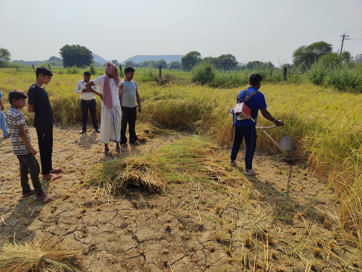 stepupify's tweet photo. #stepupify Battery operated #netzeroemission agri machines by @stepupify  - #Sprayer #PowerWeeder #BrushCutter tried and tested by farmers from Karvi Organic FPO, Chitrakoot #UttarPradesh supported by TSU, Govt. Of Uttar Pradesh &amp; EnY
@SELCOFoundation @ajitkrbgp https://t.co/KOu5kHP06Q