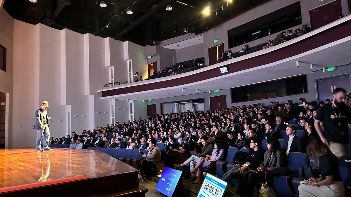 EmTechLATAM's tweet image. 👏🏻 ¡Arrancamos el #EmTechDigitalLATAM2024! 🔥🤖Una experiencia inmersiva en un tema tan apasionante, como lo es la Inteligencia Artificial y su impacto en los negocios, en la industria, en la vida. Sigue nuestras publicaciones que pronto compartiremos mucho más sobre  este evento