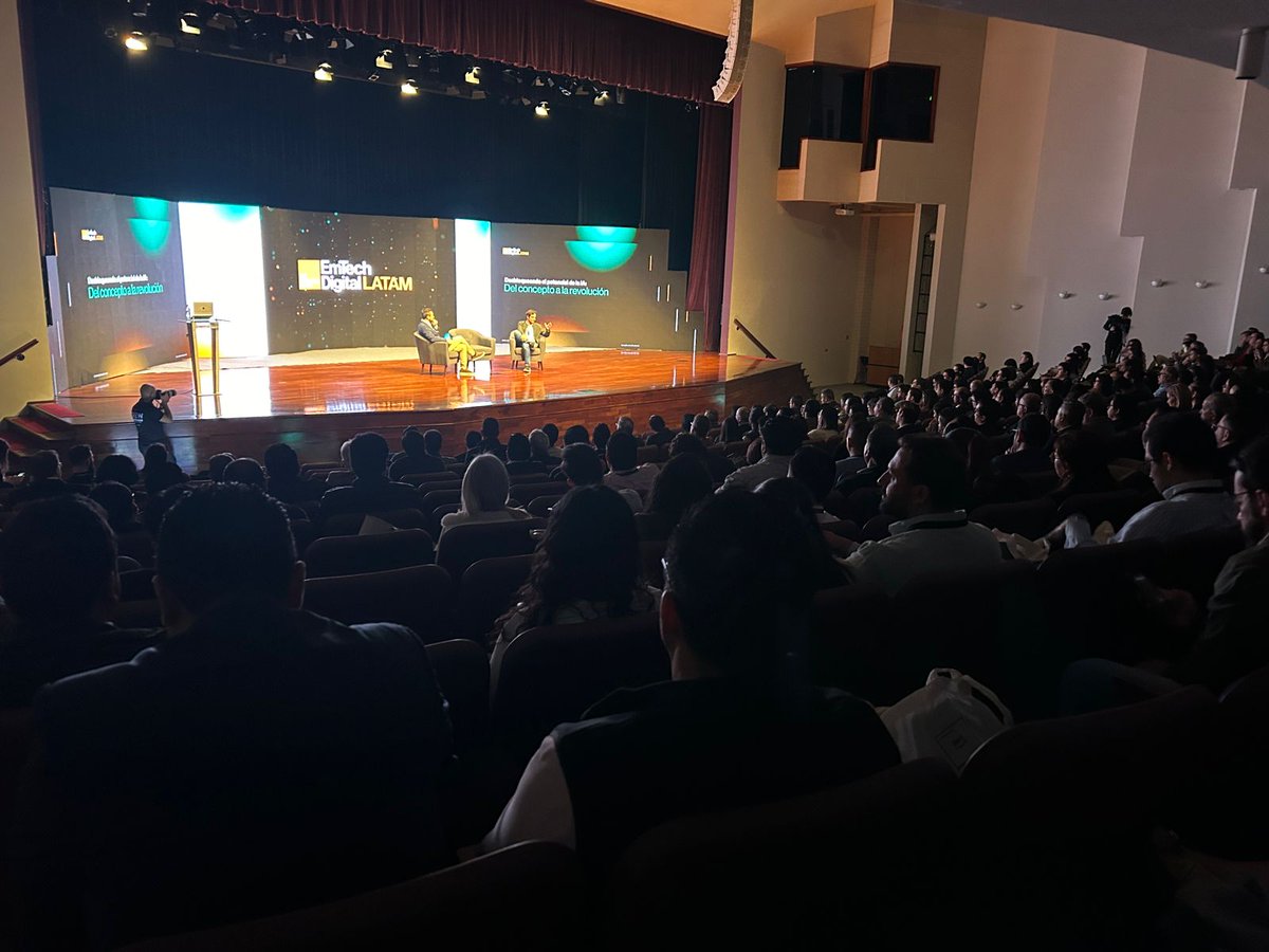 EmTechLATAM's tweet image. 👏🏻 ¡Arrancamos el #EmTechDigitalLATAM2024! 🔥🤖Una experiencia inmersiva en un tema tan apasionante, como lo es la Inteligencia Artificial y su impacto en los negocios, en la industria, en la vida. Sigue nuestras publicaciones que pronto compartiremos mucho más sobre  este evento