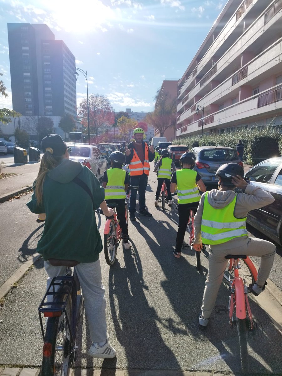 provelo_idf's tweet image. Puis c&apos;est l&apos;objectif du vivre ensemble. Vaste programme.

En milieu fermé : 8 en se croisant en communiquant.
Puis en circulation. En groupe : #minibus cyclable