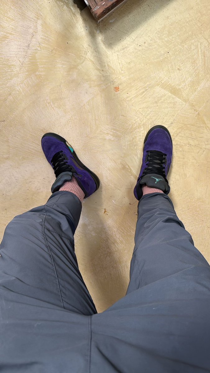 ZSlavWorld's tweet photo. Real bros know what’s good with the grapes

#gaysneakerhead #jordan5 #findom #alphabro #bowdown #spitnshine https://t.co/Os5c9Ba0Nd
