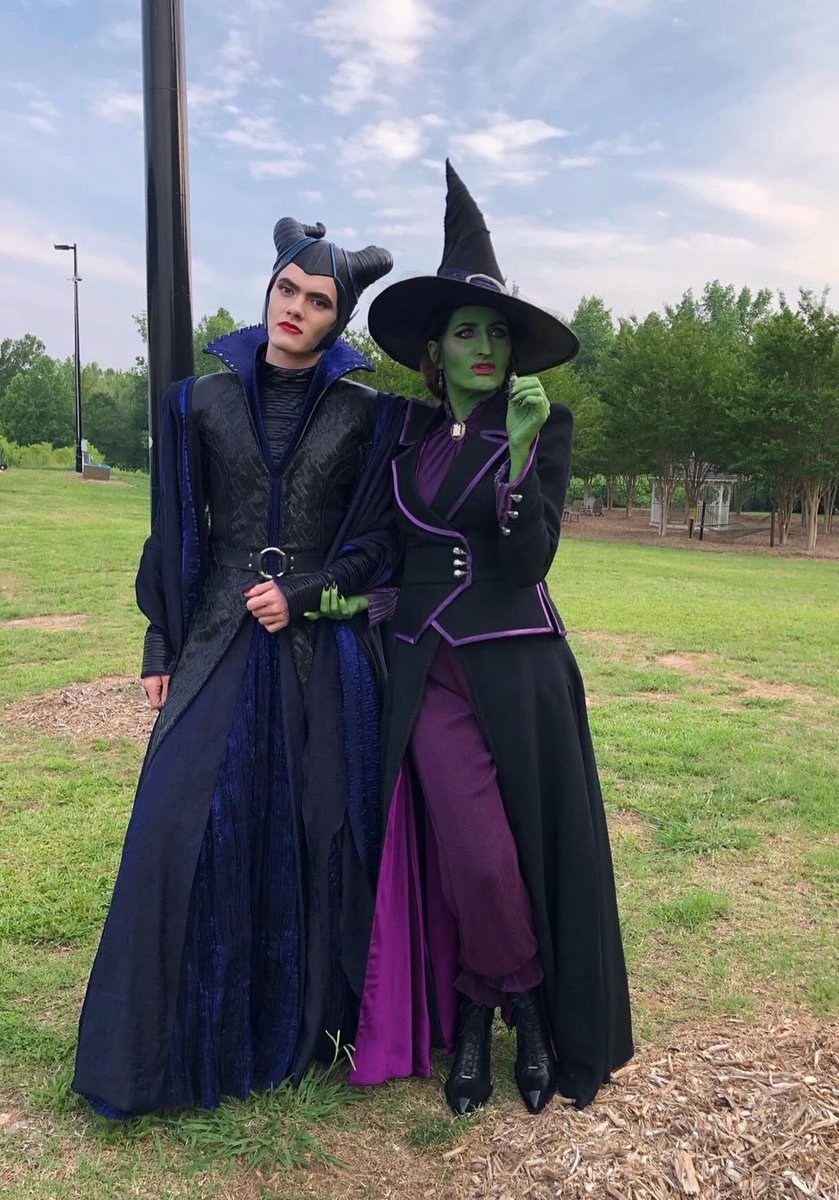 FilmUpdates's tweet image. Joe Locke and Kathryn Hahn on the set of #AgathaAllAlong