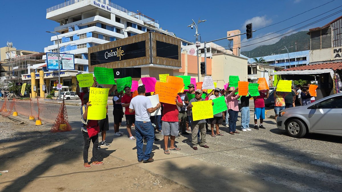 ramirezgaytanmx's tweet photo. Bloqueo en la Costera de #acapulco piden censo y que regrese el turismo al puerto... bloqueando. 🤔🤔🤔 #unosgenios https://t.co/JbJMSUGKCc