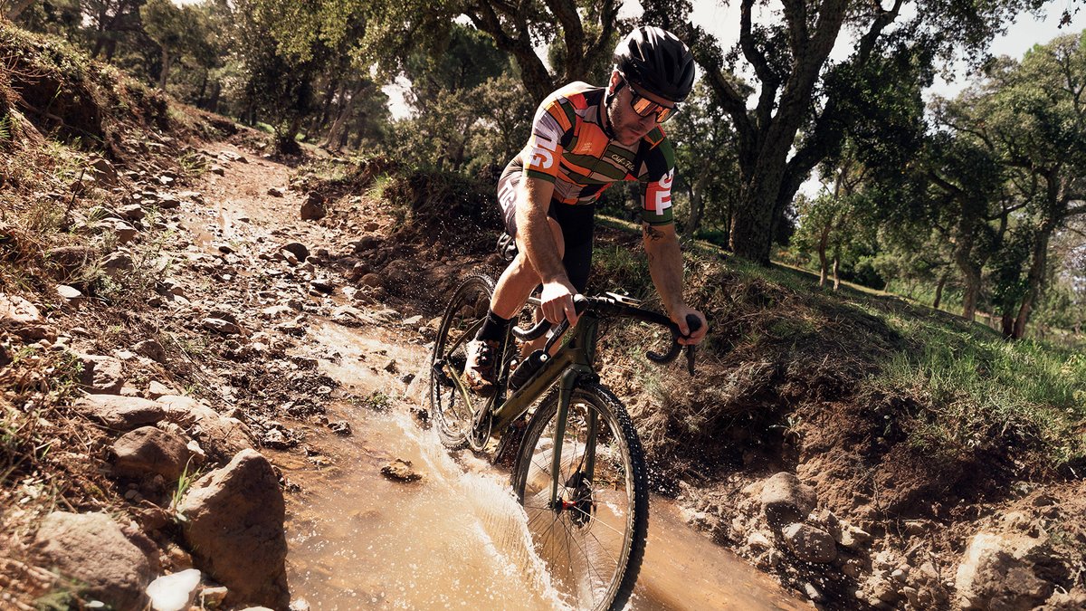 lookcycle's tweet photo. 🚴♂️ New Chef de File x Team LOOK Gravel Kit!
The team returns with a fresh look—Mondrian style, bold 🧡&💚, and sleek black bib shorts. As rider Rémi Aubert says: "More visibility while keeping our identity."
👉 https://t.co/b6GOukw9AE
📸 Sarah Ruggerio
#lookcycle #chefdefile https://t.co/Lj3LaFvS0U