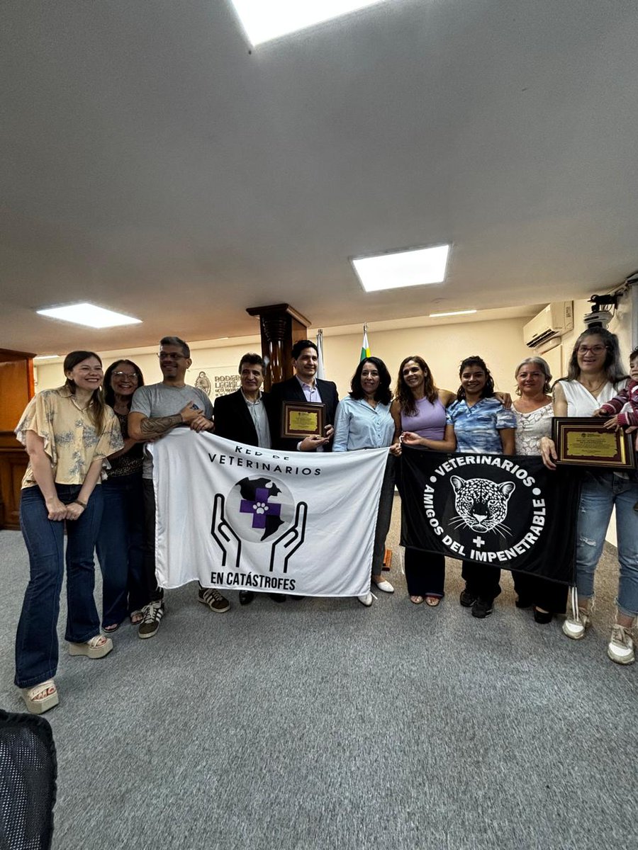 vetsxhelp's tweet photo. Estamos felices de compartir con Ustedes esta noticia !!
Recibimos hoy el  Premio Anual a la Acción Ambiental 2024 Ley 3559-R Poder Legislativo de la Provincia del Chaco
Los profesionales veterinarios desempeñamos un rol clave para abordar los riesgos en desastres  
GRACIAS ! https://t.co/PEjyl5suZt