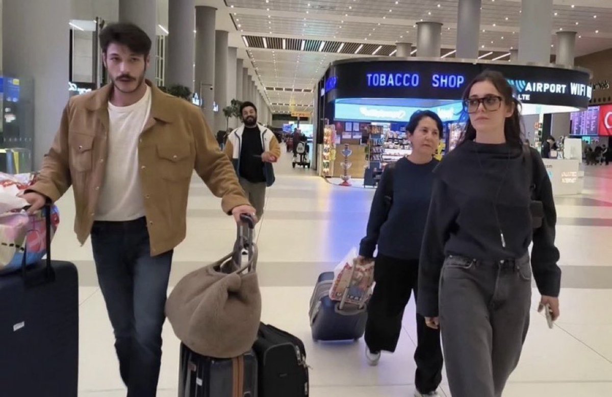 Kubilay Akanın 3 valiz 3 çanta toplamda 6şeyi taşıyıp sevgilisine bir tanesini bile yük etmemesi özlemişiz şu şekil eril davranışları 👌