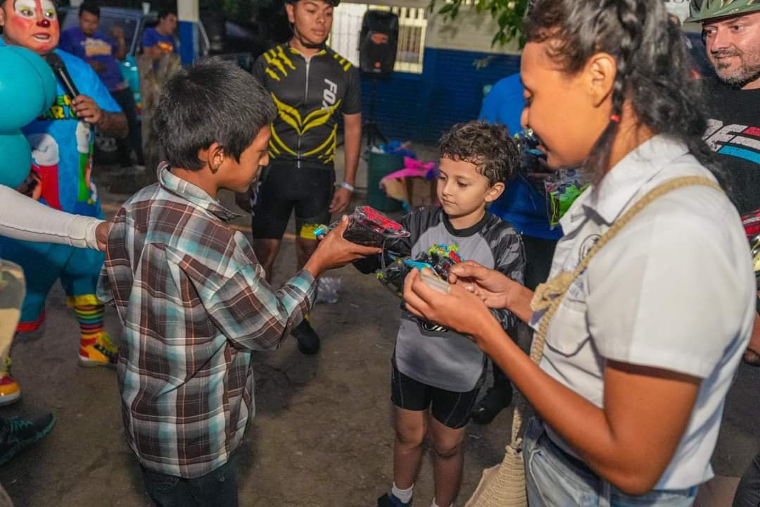 Prensa Nuevas Ideas (@prensani_sv) on Twitter photo Alrededor de 100 niños del cantón Flor Amarilla Arriba disfrutaron de un momento de alegría, diversión y recibieron juguetes, gracias a las gestiones de nuestra alcaldía de Santa Ana, el apoyo de nuestra diputada <a href="/LoreFuentesdeOr/">Lorena Fuentes</a> y más de 50 ciclistas. 🙌🏻
La actividad inició con Alrededor de 100 niños del cantón Flor Amarilla Arriba disfrutaron de un momento de alegría, diversión y recibieron juguetes, gracias a las gestiones de nuestra alcaldía de Santa Ana, el apoyo de nuestra diputada <a href="/LoreFuentesdeOr/">Lorena Fuentes</a> y más de 50 ciclistas. 🙌🏻
La actividad inició con