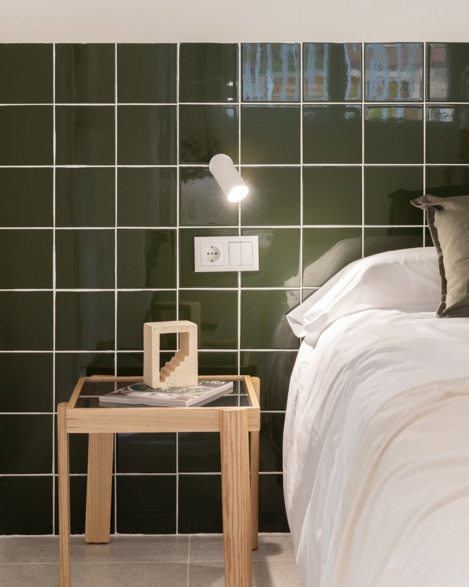 Studio Base uses our Stan wall light in this renovation, contrasting with the tiled green, rich textures. Its soft light creates a calm atmosphere, perfect for relaxing after a day in the Mediterranean sun.

Architecture and interior design by Studio Base
📸 Adrian Mora Maroto