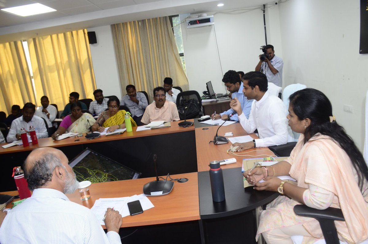 Collector_KMM's tweet photo. ఖమ్మం మున్సిపాలిటీలో పారిశుధ్యం, చెత్త సేకరణ, అక్రమ నిర్మాణాలు, పన్ను వసూలు వంటి అంశాలపై సమీక్ష

ఎర్రుపాలెం ఇందిరా మహిళా డైరీ సందర్శించి రోజువారీ పాల అమ్మకాలపై అడిగి తెలుసుకున్న జిల్లా కలెక్టర్ https://t.co/ArhppTbYWt