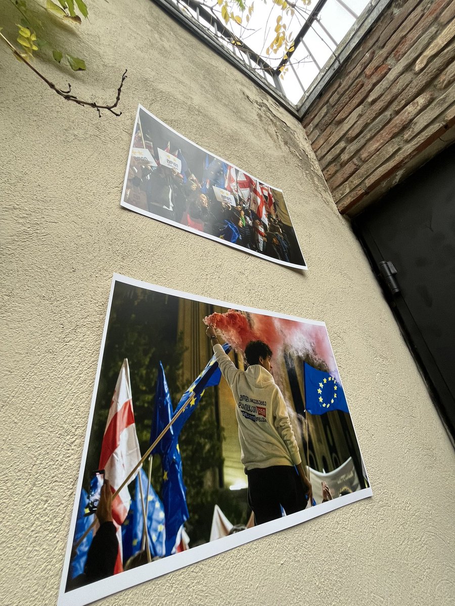 geomel_ge's tweet photo. Final preparations for @EGI_cso ‘s concluding event of the Get Out the Vote campaign in full swing! (And yes, the ladder was high enough) 😄 https://t.co/8ig5plCvuu