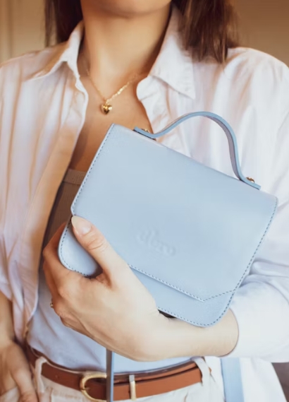 StyleGuru08's tweet photo. Donβt shy away from bold accessories. A statement necklace or bag can turn any look into a showstopper! #AccessoryGame #ChicStyle https://t.co/6bTgxpZmzl