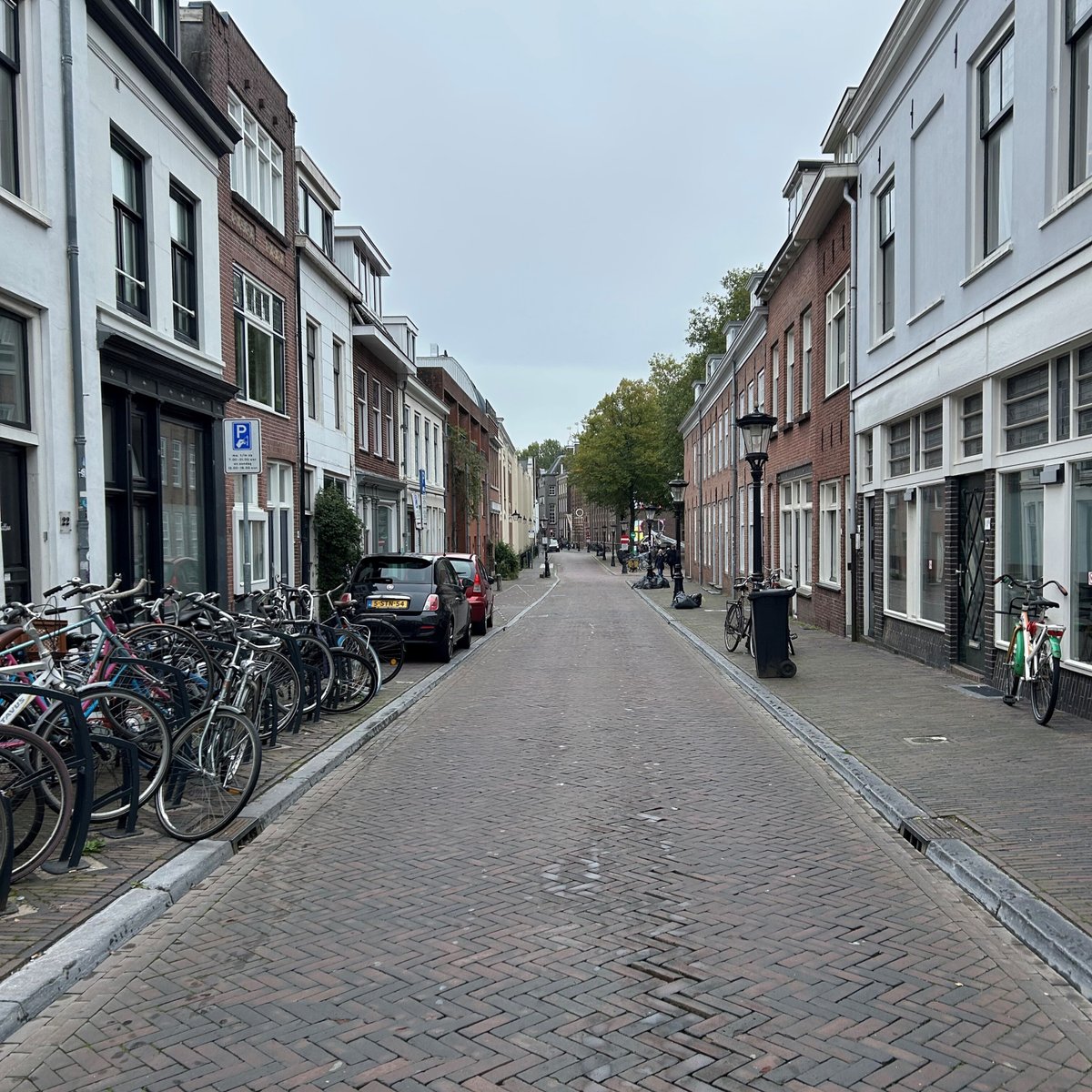 Vanaf 28 oktober t/m 7 november werken we aan de rijbaan van de Nicolaasstraat. De klinkers bewegen nu als verkeer eroverheen rijdt. Voor auto's en fietsers gelden er omleidingsroutes. Dit geven we aan met borden. Meer informatie: bit.ly/3YmyvUu