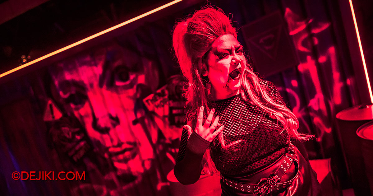 𝗩𝗮𝗺𝗽𝗶𝗿𝗲 𝗔𝗹𝗹𝗲𝘆 is a gritty underworld where bloodthirsty vampires and desperate street urchins claw their way to survival - check out photos of this scare zone at USS Halloween Horror Nights 12: dejiki.com/2024/10/uss-hh…

#HHN12 #UniversalHHN #HHN2024