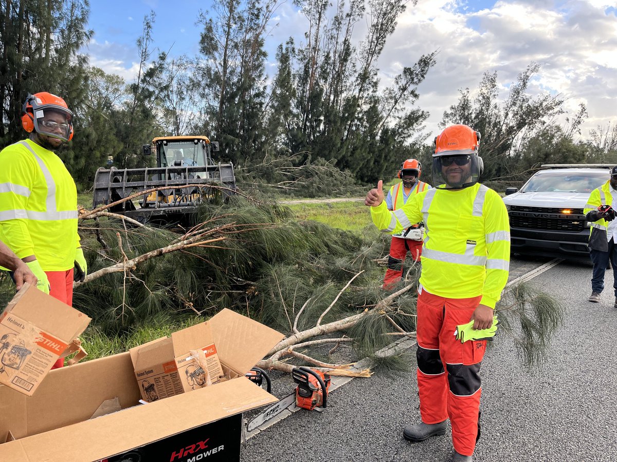 MyFDOT_SWFL's tweet photo. Curious about how FDOT efficiently clears tons of debris from our roads shortly after each hurricane? Hereβs our secret: itβs all due to the dedication, teamwork, and hard work of these incredible individuals from all over the state, and beyond! πͺ #OneFDOT #ReadyToServe https://t.co/P1LKMydzwp
