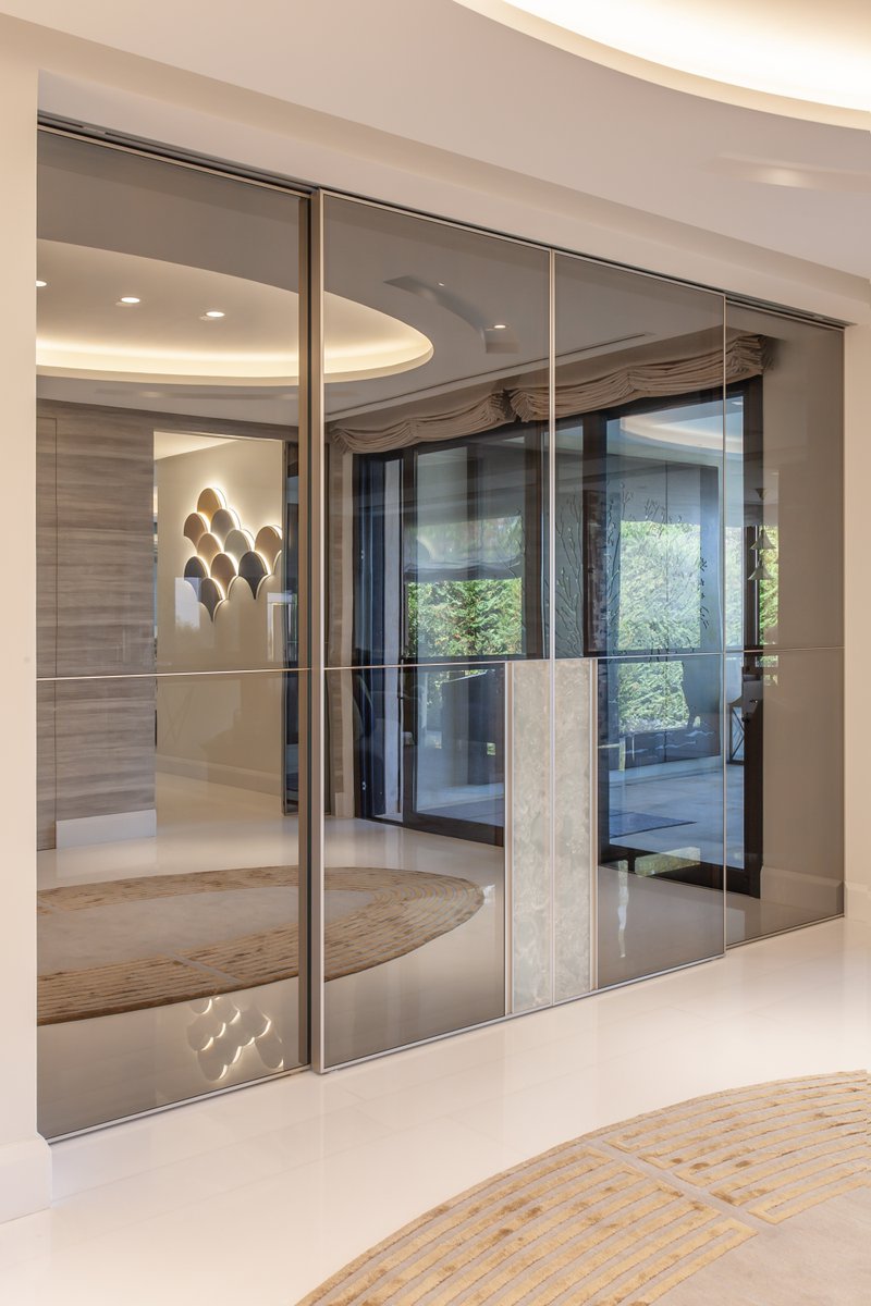 Nos encanta cómo quedó la colección Ianus de @longhispa en este proyecto. Elegante, sugerente y ligera al mismo tiempo, divide espacios pero los conecta y los refleja. Es uno de los modelos favoritos de @lauracarrillofernadez_ y es que es absolutamente maravilloso.