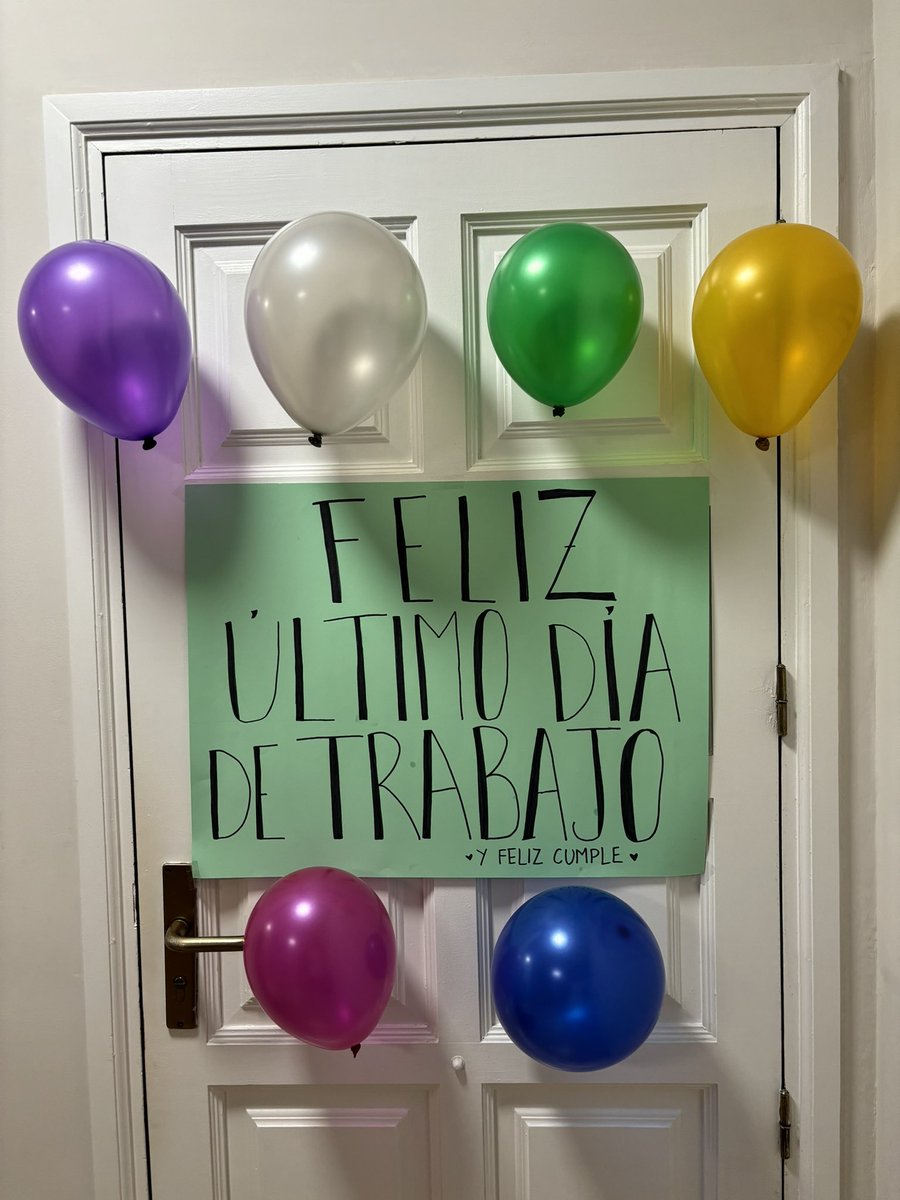 Hoy es el cumple de mi madre. Hoy se jubila después de 40 años de enseñanza en el mismo colegio.

No puedo explicar el orgullo que sentí al ver a más de 1.000 niños coreando su nombre y aplaudiendo para despedirla como profesora.

Eres la mejor mami, teq mucho ✨🖤🥰