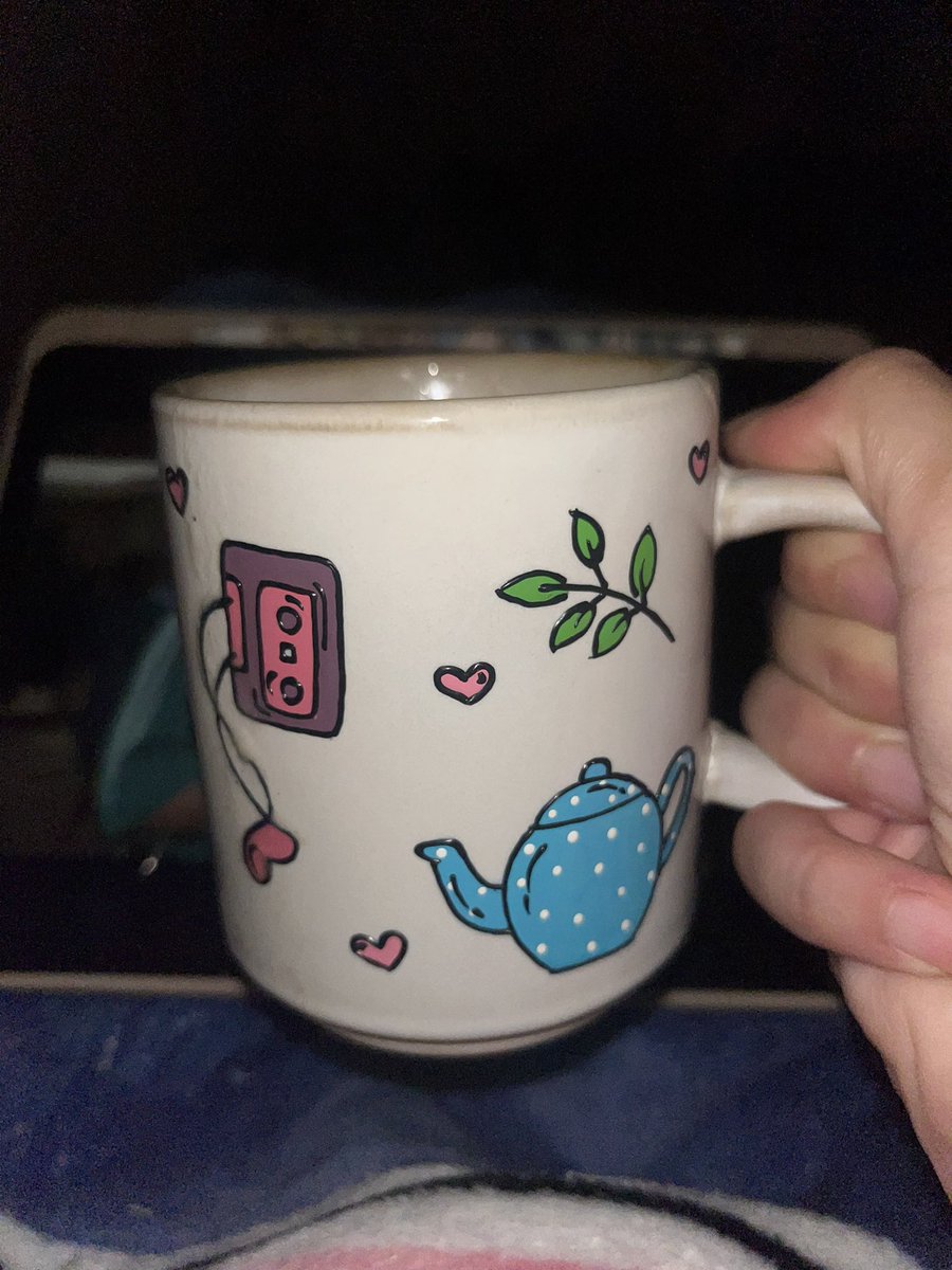 MahaGaza's tweet image. When I evacuated my second shelter in Rafah in April, I left some belongings behind—partly because we couldn’t carry much, and partly to leave something for the three families who remained in the shelter.

One of those items was a mug I had bought in my first shelter in Zawaida.…