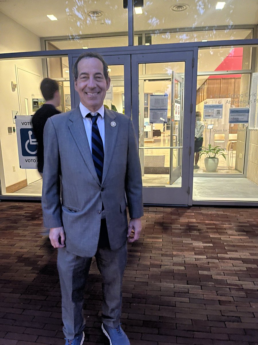 Early voting began at 7am in Maryland today. And look who I ran into at the polls on Silver Spring 👀 <a href="/RepRaskin/">Rep. Jamie Raskin</a>