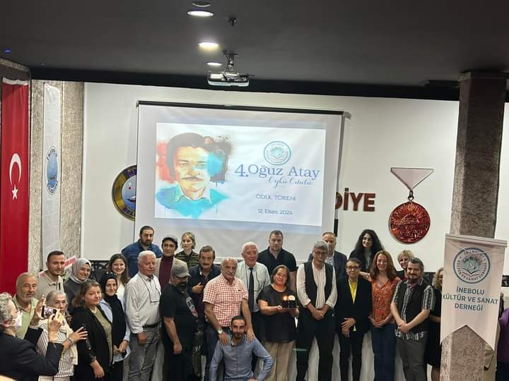 ilyasoglu_hasan's tweet photo. Oğuz Atay doğduğu kent İnebolu'da doğum tarihi 12 Ekimde Oğuz Atay Öykü Ödülü Ödül Töreni ile anıldı. Törene seçici kurul üyeleri Hülya Soyşekerci, Hüseyin Peker, Altay Ömer Erdoğan ile ödül sahibi yazar Tolga Kılıç, seçkide öyküsü yer alan yazarlar ile davetliler katıldı. https://t.co/tA59irlFw7