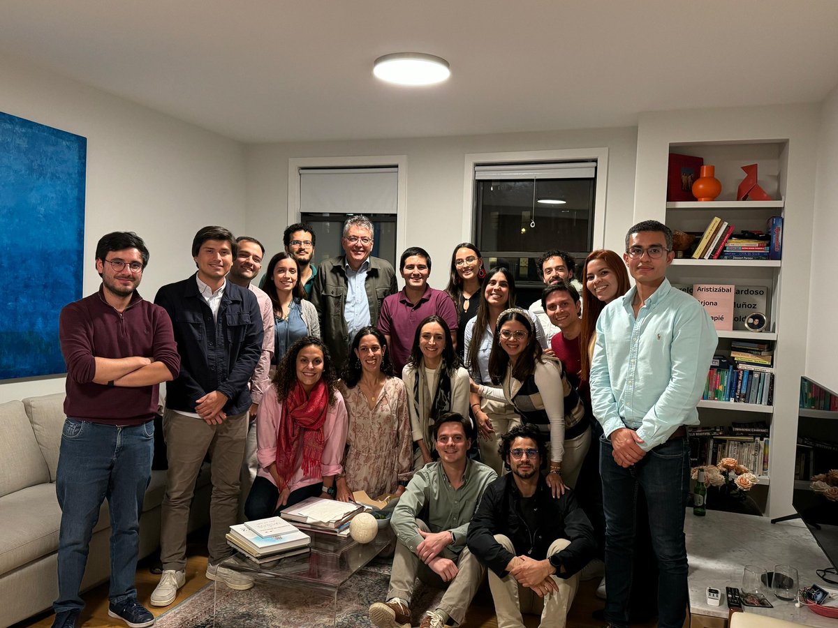 MauricioCard's tweet photo. Grupo de colombianos estudiantes de @ColumbiaSIPA. La solidez de este grupo genera mucho optimismo y confianza en el futuro. Contrasta con el pesimismo que se respira en el país. Nuestra tarea conjunta: construir un país acorde con este talento y todos nuestros recursos. https://t.co/vs4dySXDl1