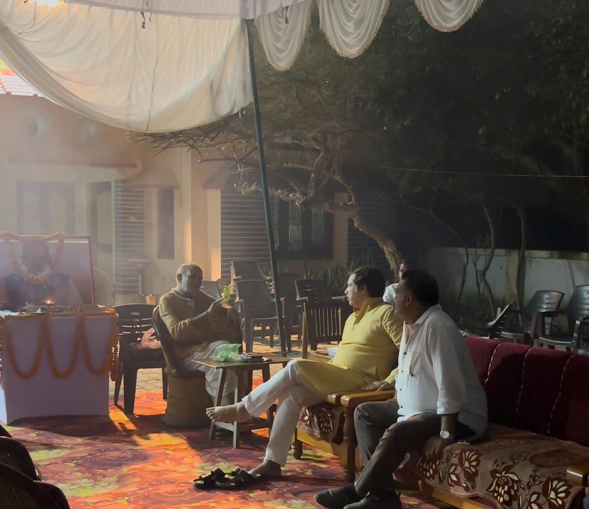 MDhananjaySingh's tweet photo. पूर्व आईएएस अजय सिंह जी के पिता के निधनोपरांत उनके आवास गरये,सुल्तानपुर में उपस्थित हो श्रद्धा सुमन अर्पित किया।
ईश्वर दिवंगत आत्मा को अपने श्री चरणों मे स्थान दे।
ॐ शांति💐 https://t.co/vsFd6nC33u