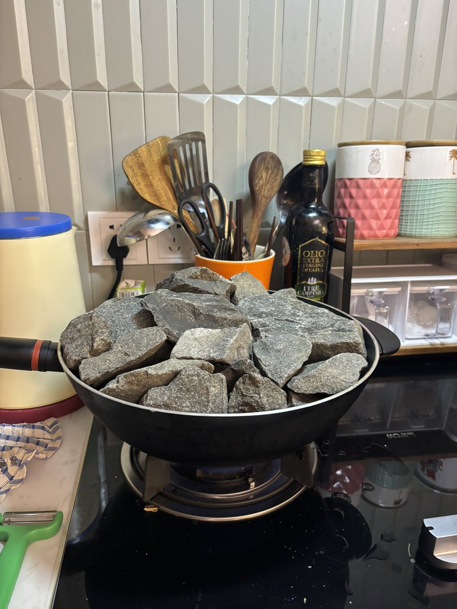 上海でようやくサウナ仲間ができて、自宅で出張テントサウナ&amp;ウィズキングを試みてくださったのですが、ストーブの電圧が違うというハプニングが…絶望の中でもサウナーの知恵を寄せ集めて、電気ストーブと焼け石に水のイマココ