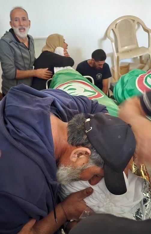 اجمل الامهات التي .. تعلقت بقدمي ولدها الشهيد
#المجد_للشهداء