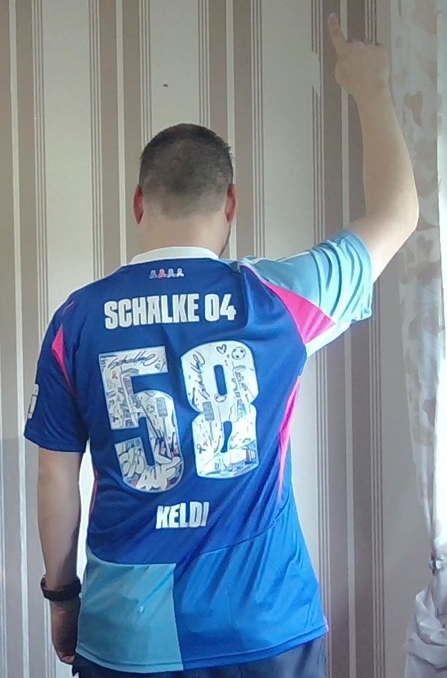 Keldi92's tweet photo. Gestern gesehen, direkt die Idee gehabt und heute verwirklicht. Das „perfekte“ Trikot.

Auch, wenn die letzten Zeiten nicht die einfachsten waren und ich (wie in jeder guten Beziehung) ein paar Wochen Abstand gebraucht habe, ist und bleibt @s04 einfach mein Herzensverein.

@krebshilfe_bonn habe ich vor ein paar Jahren entdeckt und im Rahmen von anderen Projekten auch schon mehrmals unterstützt, was mir ein großes Anliegen ist. Insbesondere deswegen, weil ich meinen eigenen Vater mit 58 an Krebs verloren habe und der Kampf dagegen nicht wichtiger sein könnte.

Dass es schon eine Kooperation zwischen beiden gab, lang bevor ich überhaupt geboren war, ist mir sicherlich einmal aufgefallen, nie aber so bewusst gewesen wie eben gestern. 

Jetzt holt am Samstag den Sieg und sorgt dafür, dass dieser würdige Zweck auch würdig unterstützt wird. (500€ von mir an die Krebshilfe, wenn ihr die 3 Punkte holt). Wir sehen uns im Stadion ;)

#S04 
#SeiDasPlus 
#50JahreDeutscheKrebshilfe