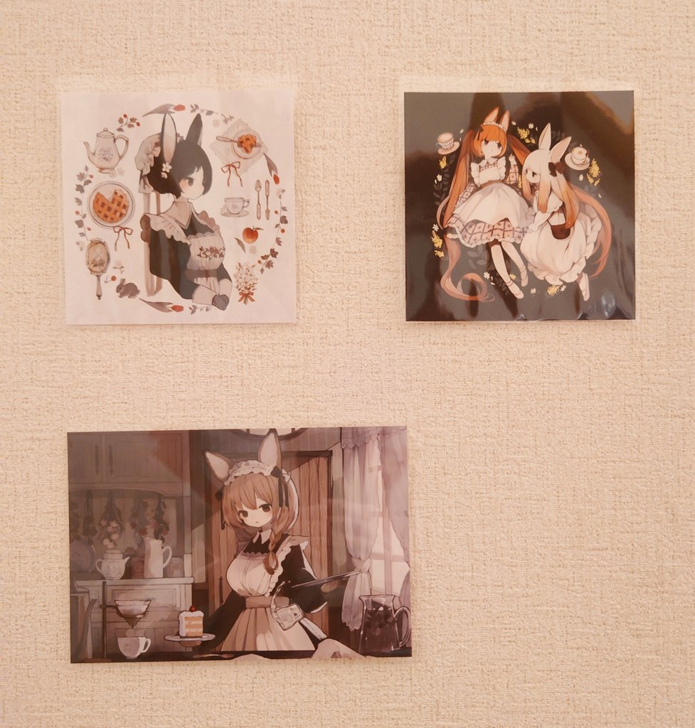 1unaxhika_'s tweet photo. 4連休も終わり明日からまた激務の始まり。くたくたになって帰宅するのが目に見えてるので、#classic2 で購入したポストカードを玄関に飾り「おかえりなさいませお嬢様」な空間を作ったった🫶

さくたけ 様　@sksktktk
sora 様　@atelier_umiyury https://t.co/5Ojo80VR7C