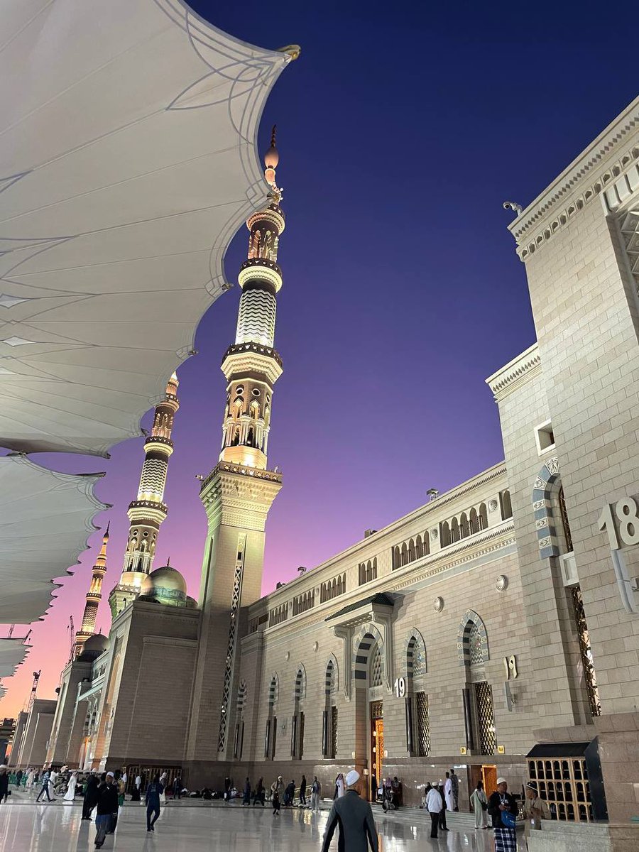 Kalau kau tanya senja manakah paling cantik? Akan aku jawab, senja langit Madinah. MashaAllah 🥹💜